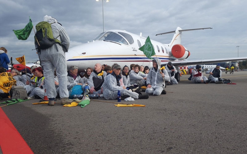 Çevre aktivistleri havalimanındaki özel jetlerin kalkışına engel oldu