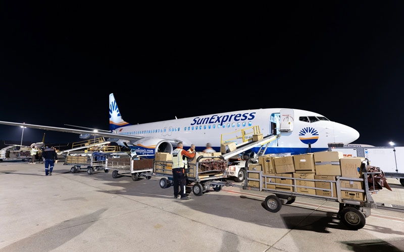 SunExpress’in Almanya’dan gelen yardımları taşıyan ilk kargo uçağı Antalya’ya ulaştı