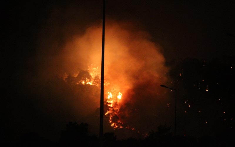Turistik ilçedeki yangın 3,5 kilometre yayıldı, müdahale devam ediyor