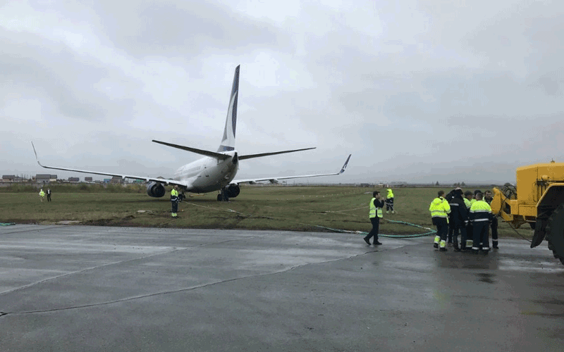 Anadolujet uçağı toprak zemine saplandı