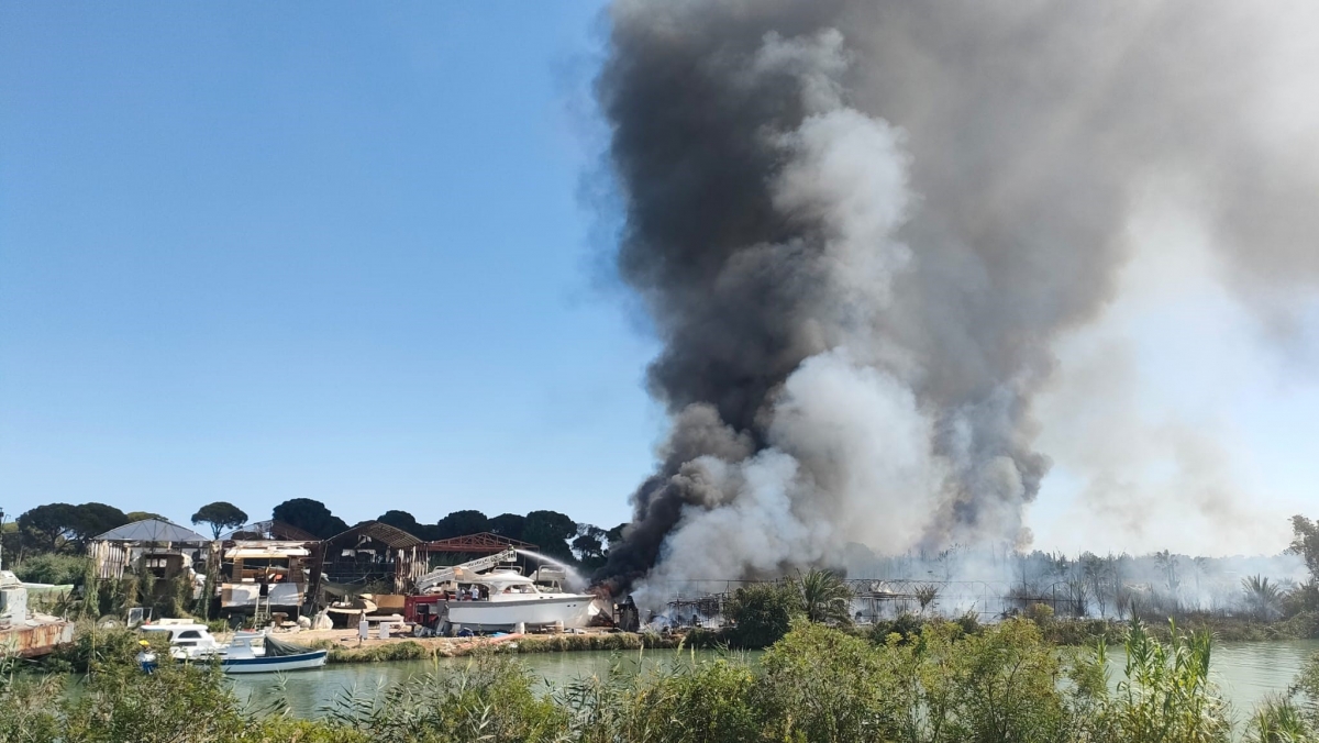 Antalya’da otluk alanda başlayan yangın önce lüks tekneye, ardından ormana sıçradı 