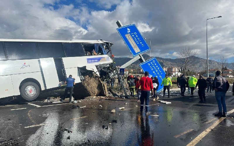 29 kişinin yaralandığı tur otobüsü kazasında bir turist ile rehber öldü