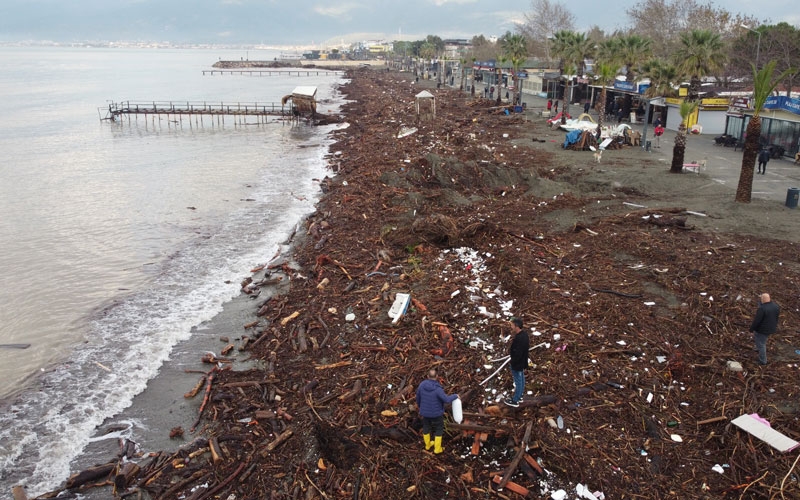Samsun sahili sel sonrası ağaç parçaları ve çöple doldu
