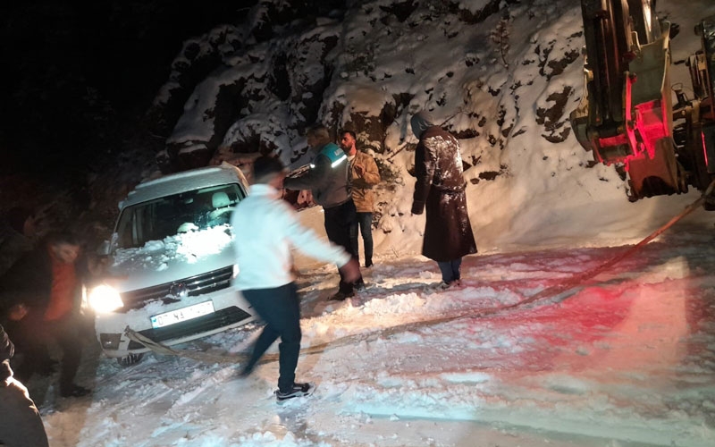  Antalya'da karda mahsur kalan 15 araç ve 20 vatandaş kurtarıldı