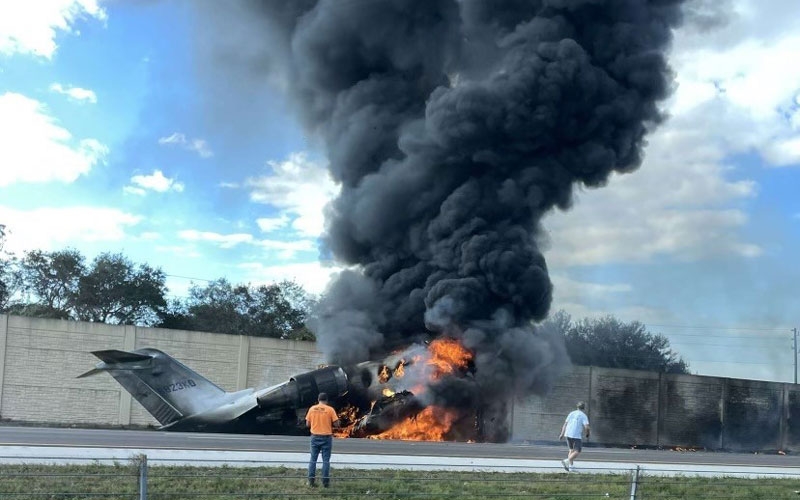 Florida’da otoyola inen küçük uçak araca çarpıp alev aldı: 2 ölü 