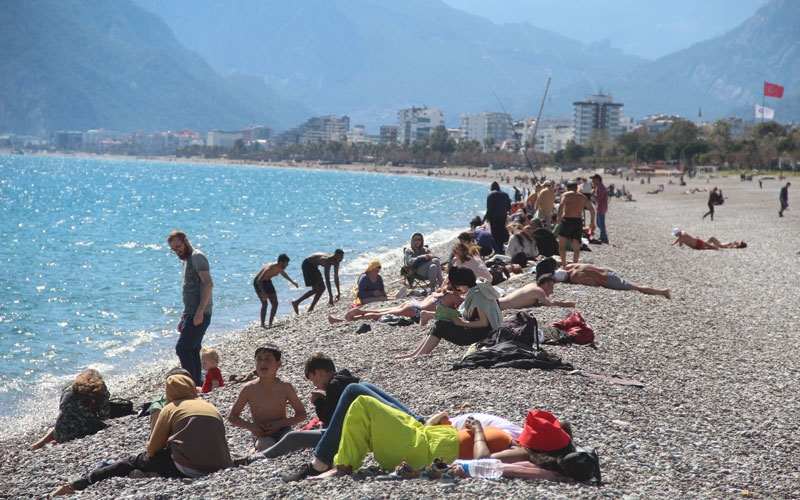 Turizm kenti Antalya'ya yaz geri döndü