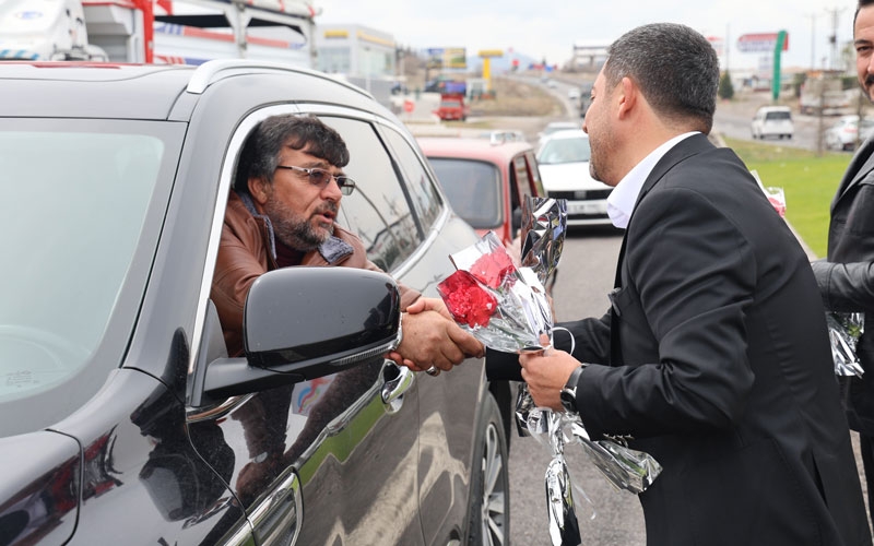 Kapadokya’ya gelenler belediye başkanı tarafından karanfillerle karşılandı 