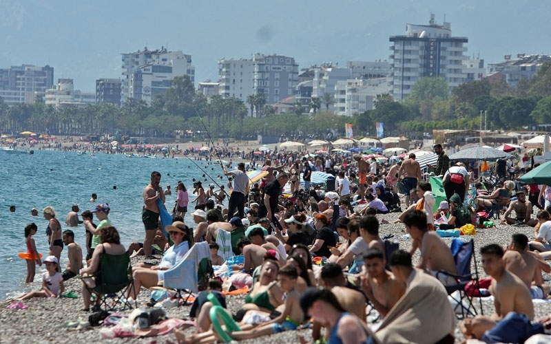 Antalya'nın dünyaca ünlü sahilini turistler adeta tıka basa doldurdu 