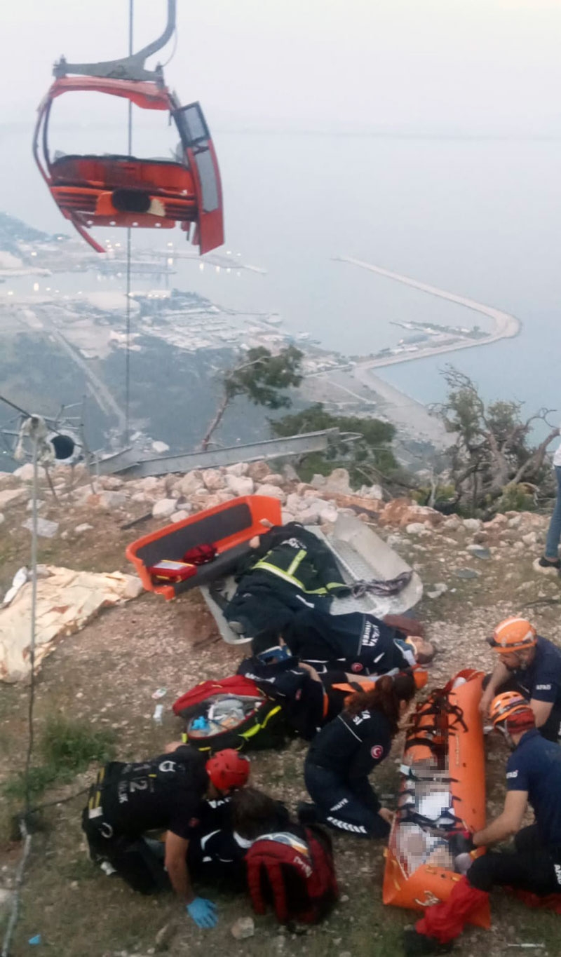 Antalya'da teleferik kabini düştü: 1 ölü, 2’si çocuk 7 yaralı 