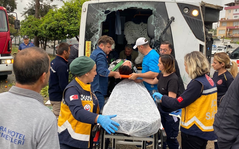 Antalya’da otel servis aracı devrildi: 19 personel yaralandı 