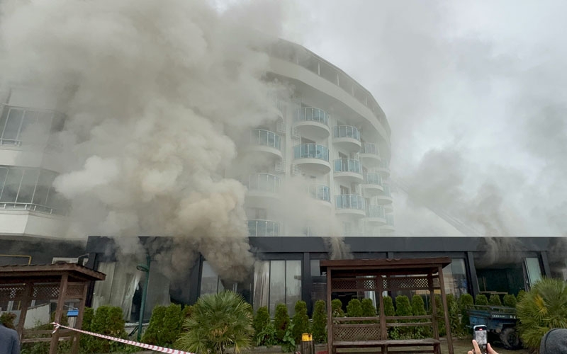 otelde yangın çıktı: 3 kişi dumandan etkilendi 