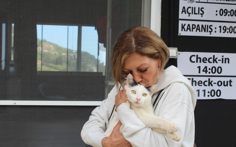 Antalya’da kedi köpek oteline silahlı ve uçan tekmeli saldırı