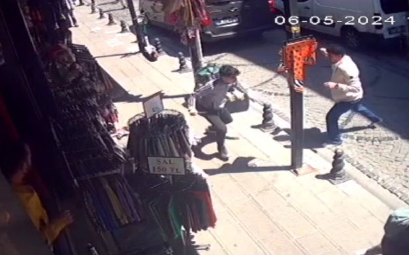 Kendisinden alışveriş yapmayan turisti bıçaklayıp kaçtı