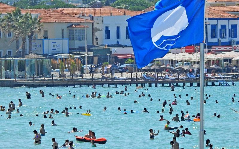 Çeşme'de 13 plaj ve 3 marinaya Mavi Bayrak verildi