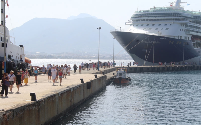 İngiliz turistleri taşıyan yolcu gemisi Alanya'da demirledi 