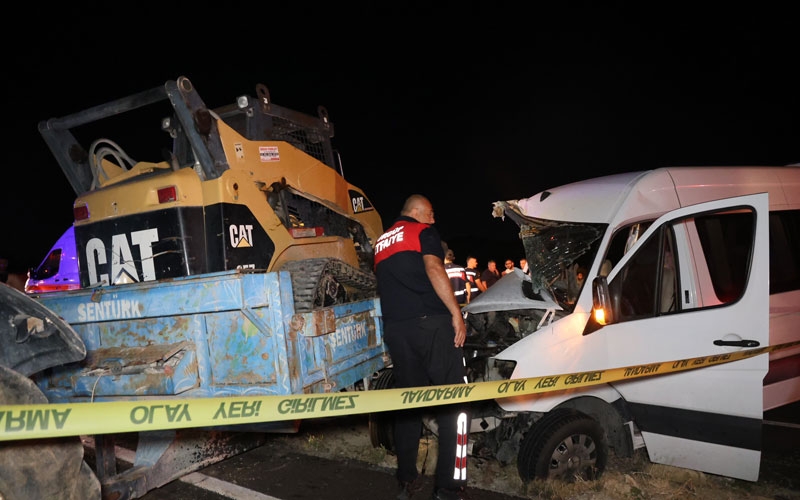 Turistleri taşıyan minibüs traktörle çarpıştı. 10 kişi yaralandı