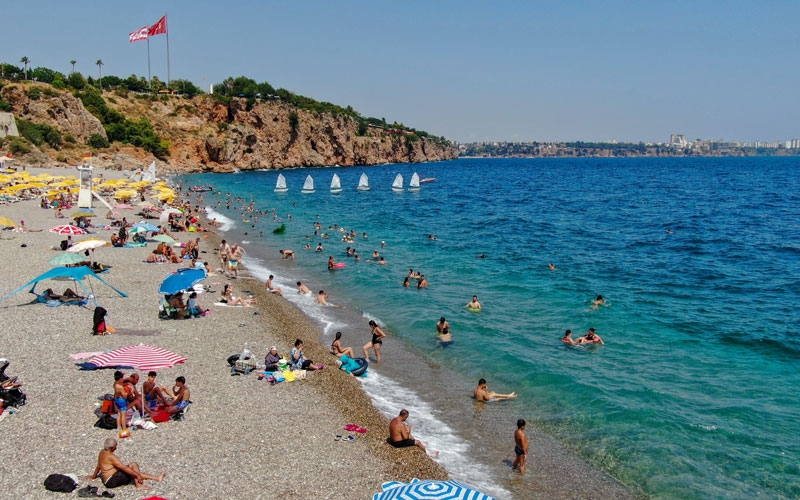 Antalya'yı nem bulutları kapladı, tatilciler soluğu sahilde aldı 