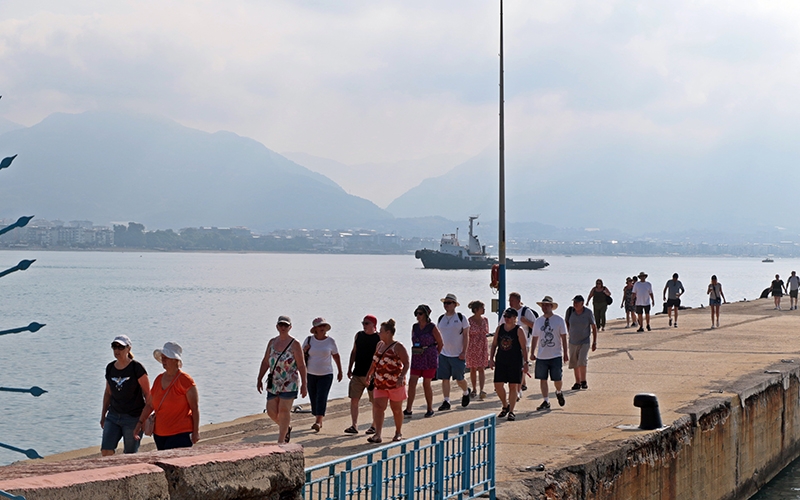 Alanya'ya demirleyen lüks gemide bin 743 turist karaya ayak bastı 