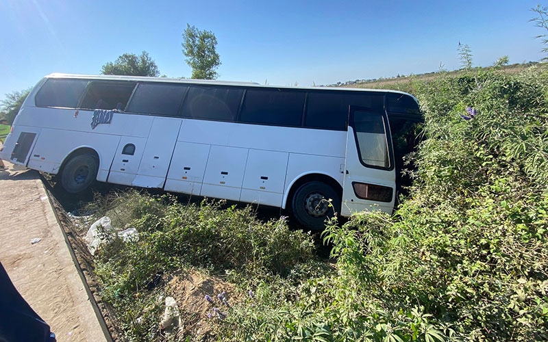 Otel personelini taşıyan otobüs şarampole uçtu: 7 yaralı 