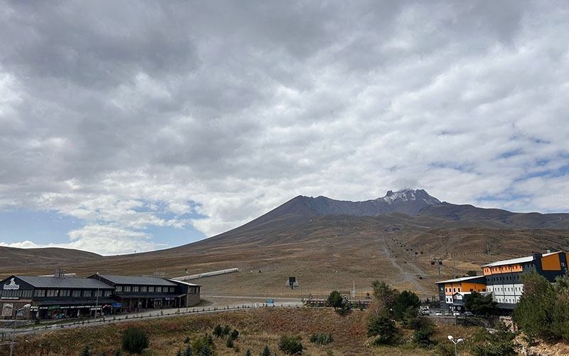 Erciyes' mevsimin ilk karı yağdı 