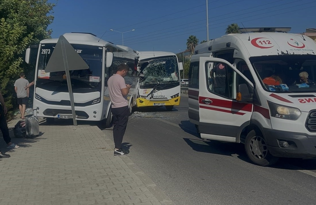 Antalya’da tur midibüsleri çarpıştı: turistlerle birlikte 12 kişi yaralandı