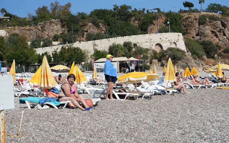 Antalya'nın sabahı kış, öğleni yaz oldu, tatilciler neye uğradığını şaşırdı