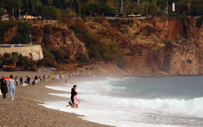 Antalya 4 saatte 3 mevsimi yaşadı Kar, yağmur, güneş