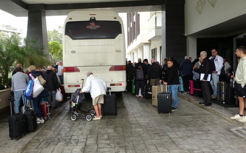 Dere taştı, oteli su bastı, 500 turist tahliye edildi