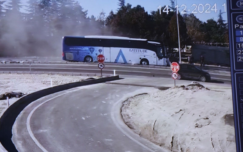 Turistleri taşıyan otobüs, iş makinesine çarptı: 6 kişi yaralandı