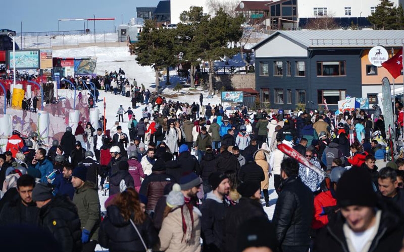 Erciyes'i 2 haftada 200 bin kişi ziyaret etti