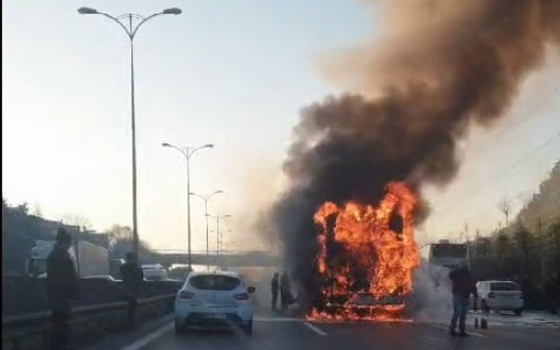 Yolcu otobüsü alevlere teslim oldu: 25 kişi ölümden döndü