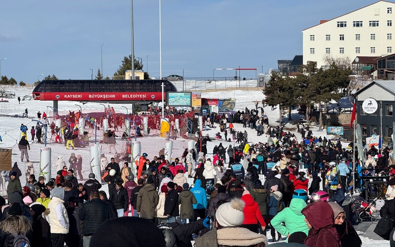 Kış turizminin gözde merkezi Erciyes bir günde 110 b in kişi ağırladı