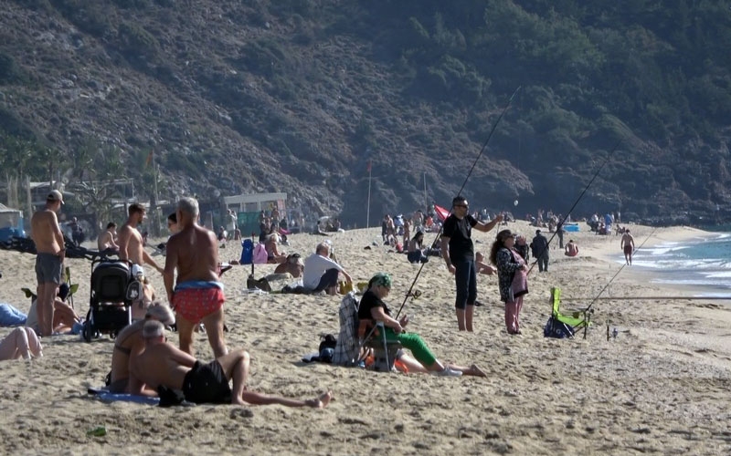 ALANYA’DA GÜNEŞLİ HAVANIN TADINI ÇIKARAN TURİSTLER DAMLATAŞ PLAJI’NI DOLDURDU