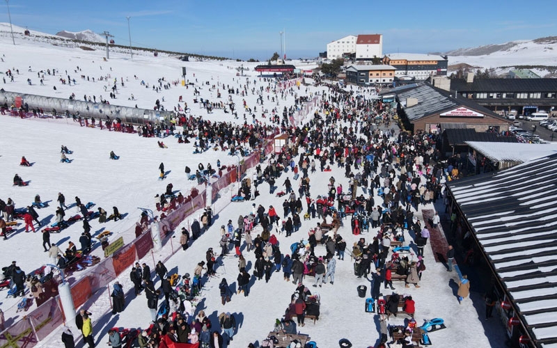 Erciyes’te Sömestr ve Hafta Sonu Yoğunluğu: Pistler Dolup Taştı