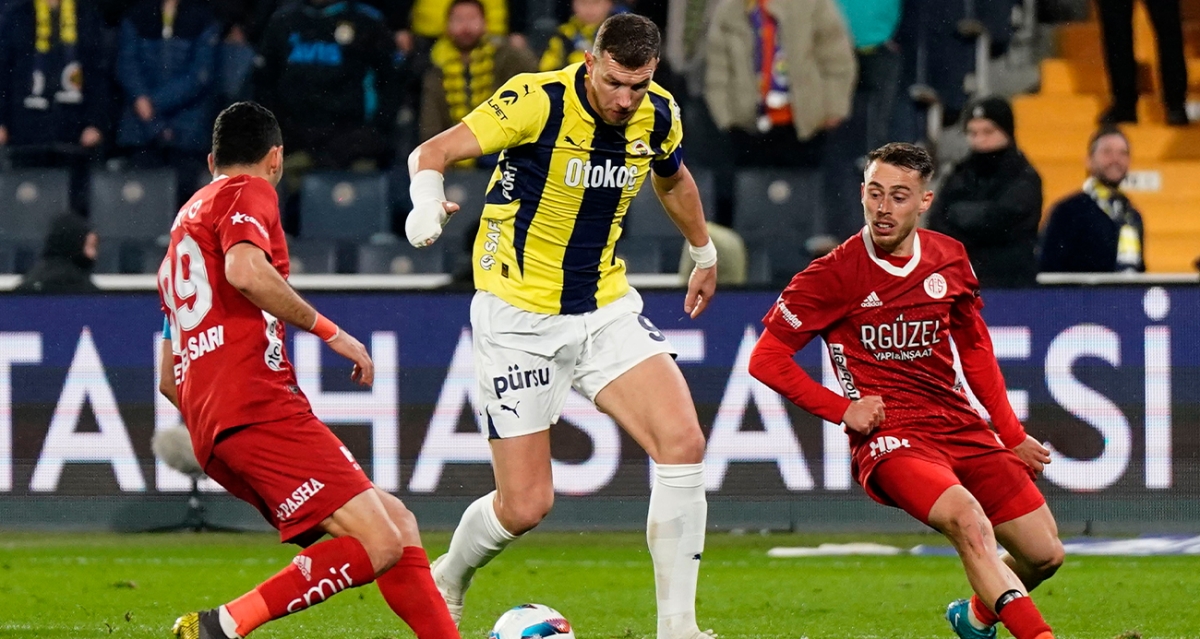 Puan farkı 4'e indi! Fenerbahçe, Antalyaspor'u rahat geçti