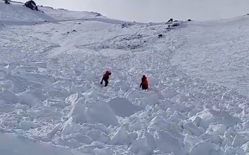 Erciyes'te çığ düştü, kayak yapan bir kişi son anda kurtuldu