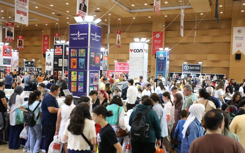 Kitap tutkunları Kepez Kitap Fuarı’na akın etti