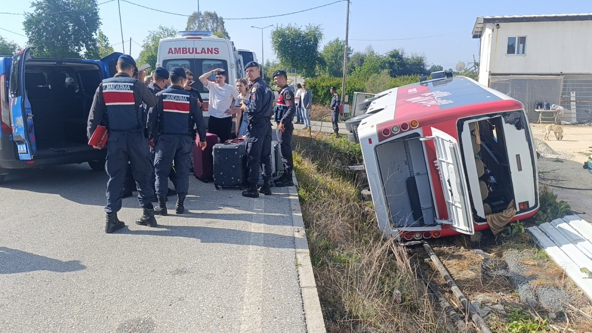 Antalya'da tur midibüsü devrildi. 18 Rus turist yaralandı.