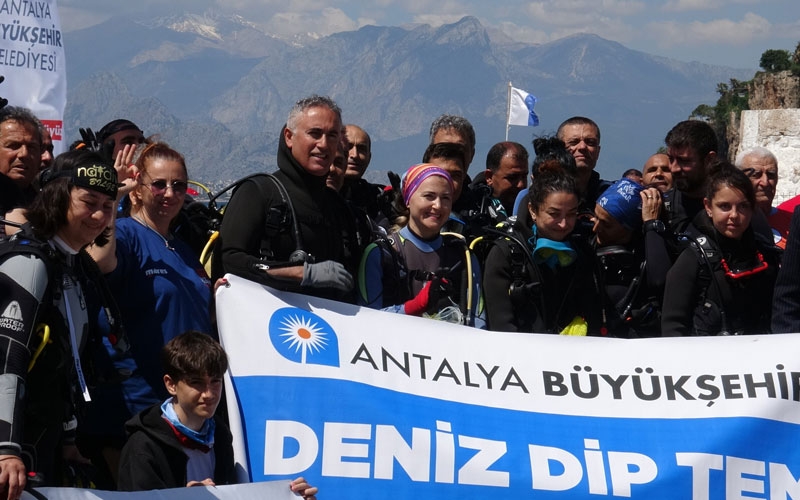 Antalya'da 35 gönüllü dalgıç denizin dibini temizledi, çıkanlar pes dedirtti