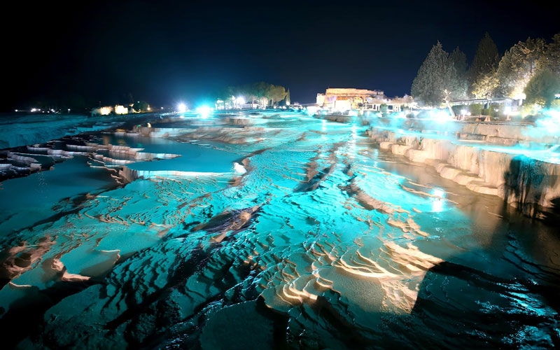 Pamukkale ve Hierapolis’i gece 76 bin kişi ziyaret etti