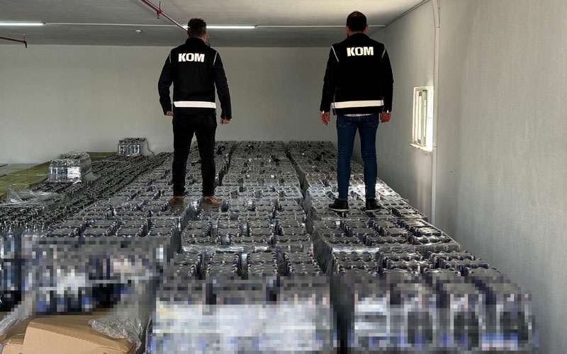 Antalya'da 13 otelde dev sahte alkol operasyonu: 2 milyon litre üzerinde sahte alkol ele geçirildi