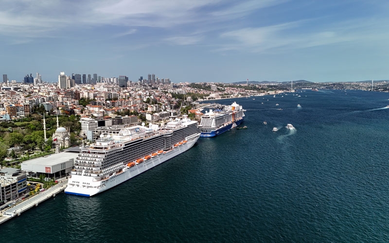 İstanbul Boğazı’na iki dev kruvaziyer gemisi 7 bin turist ile geldi