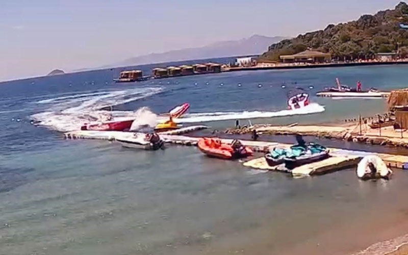Sürat teknesinin çektiği deniz yatağı, iskeledeki başka bir sürat teknesine çarptı: 1'i ağır 3 turist yaralı