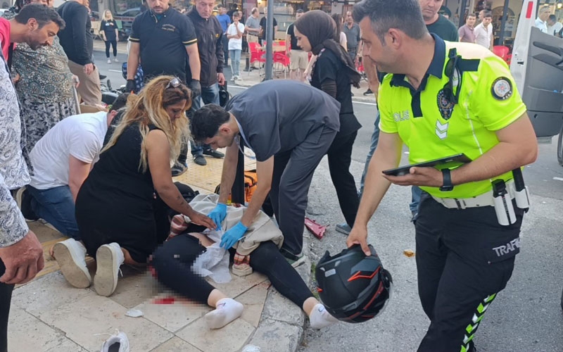 Antalya’da ters yönden çıkan otel servisi ile motosiklet çarpıştı: 1 ölü