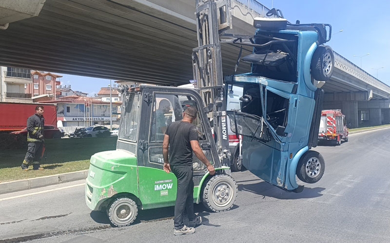 Turistler devrilen araçtan forklift yardımıyla çıkarıldı