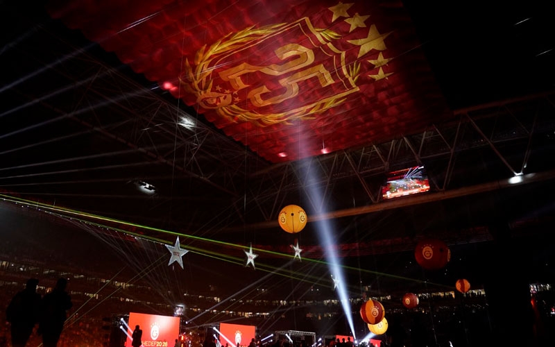 Galatasaraylı futbolcular şampiyonluğu marşlar ve şarkılarla kutladı