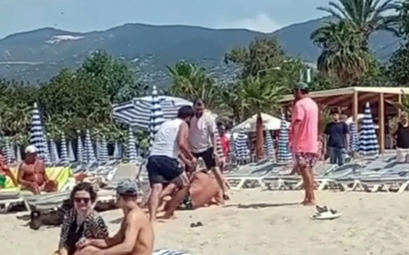 Alanya'da plaj çalışanı şezlong tartışmasında turisti darbetti
