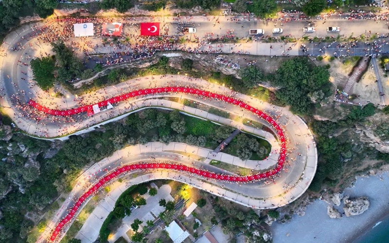 Antalya'da 400 metrelik dev Türk bayrağı ile 'Fener Alayı' düzenlendi