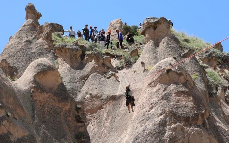 Sıcak hava balonu peri bacalarının üzerine güvenli iniş yaptı: Turistler kurtarıldı
