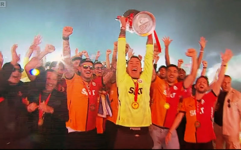 Şampiyon Galatasaray, kupasını Yenikapı'da aldı